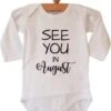 Merkloos Baby Rompertje Aankondiging Zwangerschap Zwangerschapsaankondiging Maand See You In August Augustus | Lange Mouw | Wit | Maat 50/56 Jongen Meisje Unisex | Cadeau Voor De Liefste Aanstaande Oma En Opa Mama Papa Oom Tante | Bekendmaking Zwangerschap