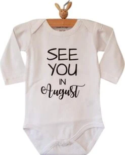 Merkloos Baby Rompertje Aankondiging Zwangerschap Zwangerschapsaankondiging Maand See You In August Augustus | Lange Mouw | Wit | Maat 50/56 Jongen Meisje Unisex | Cadeau Voor De Liefste Aanstaande Oma En Opa Mama Papa Oom Tante | Bekendmaking Zwangerschap