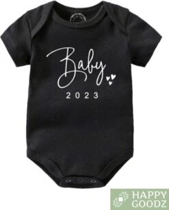 Merkloos Happy Goodz Baby Romper 2023 ZWART, Baby Geboren In 2023, Zwangerschapsaankondiging / Bekendmaking, Zwanger, 100% Katoen, Kraamcadeau, Rompertje Met Tekst, Aanstaande Mama|0-3 Maanden -Pasgeborenen En Jonge Kinderen 970x1200 3