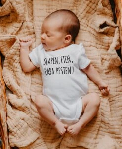 Merkloos Baby - Romper - Slapen, Eten, Papa Pesten! - Maat: 68 - Korte Mouwen - Kleur: Wit - 1 Stuks