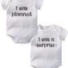 Hospitrix Baby Rompertje Tweeling Met Tekst "Planned Surprise " | 3-6 Maanden | Maat 62/68 | Korte Mouw |Tweeling Cadeau| Kraamkado | Cadeau Voor Zwangerschap | Bekendmaking | Aankondiging | Aanstaande Moeder | Moederdag